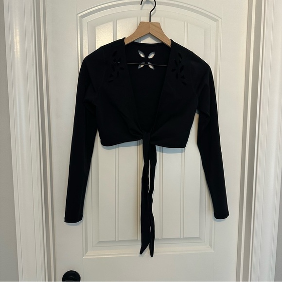 Gigi C Sport Wrap Top Cropped Black Cut Out Athletic Workout Gym Size Medium - Picture 3 of 7